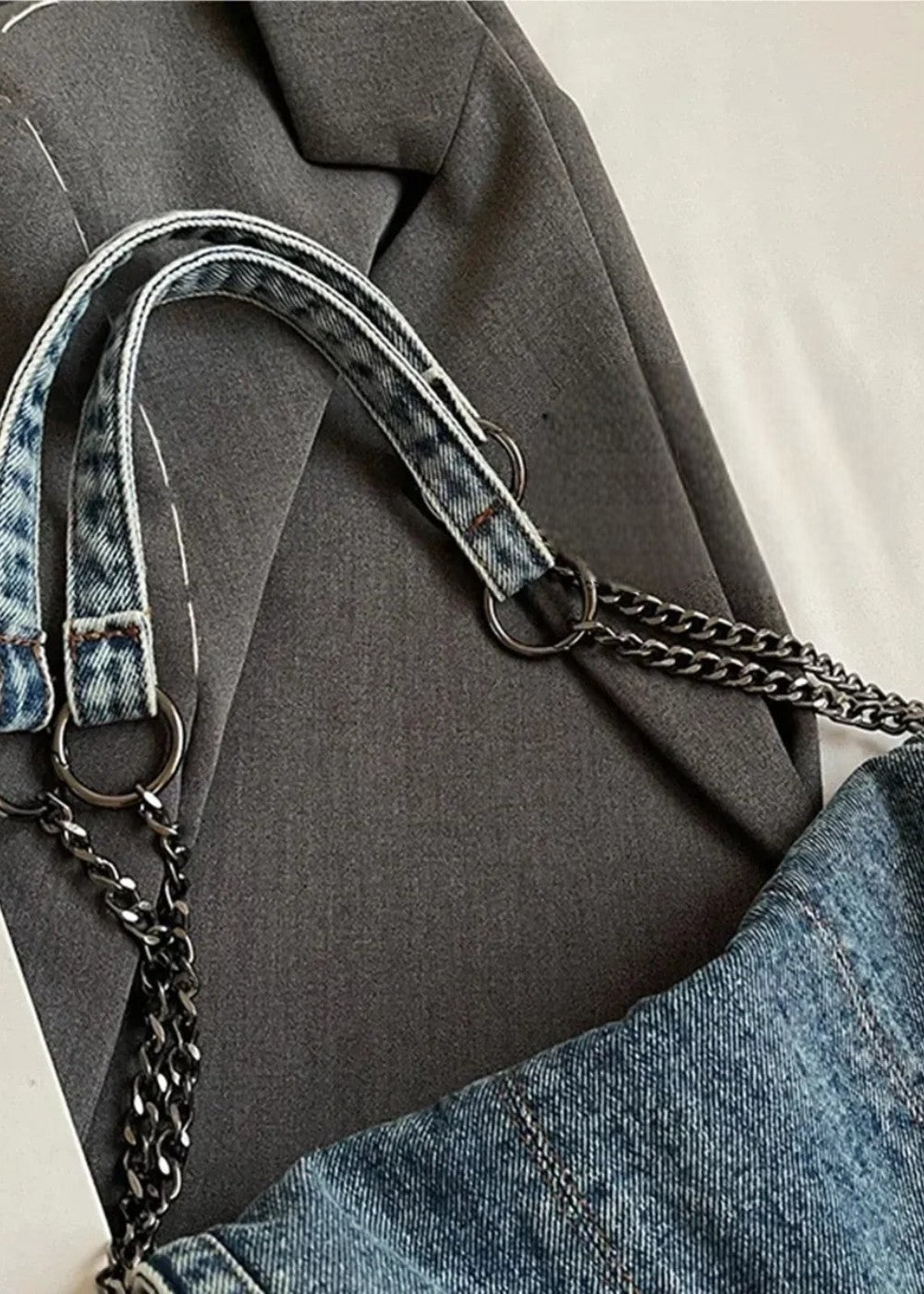 Donkerblauwe dames denim kettingtas, perfecte accessoire voor een trendy urban look.