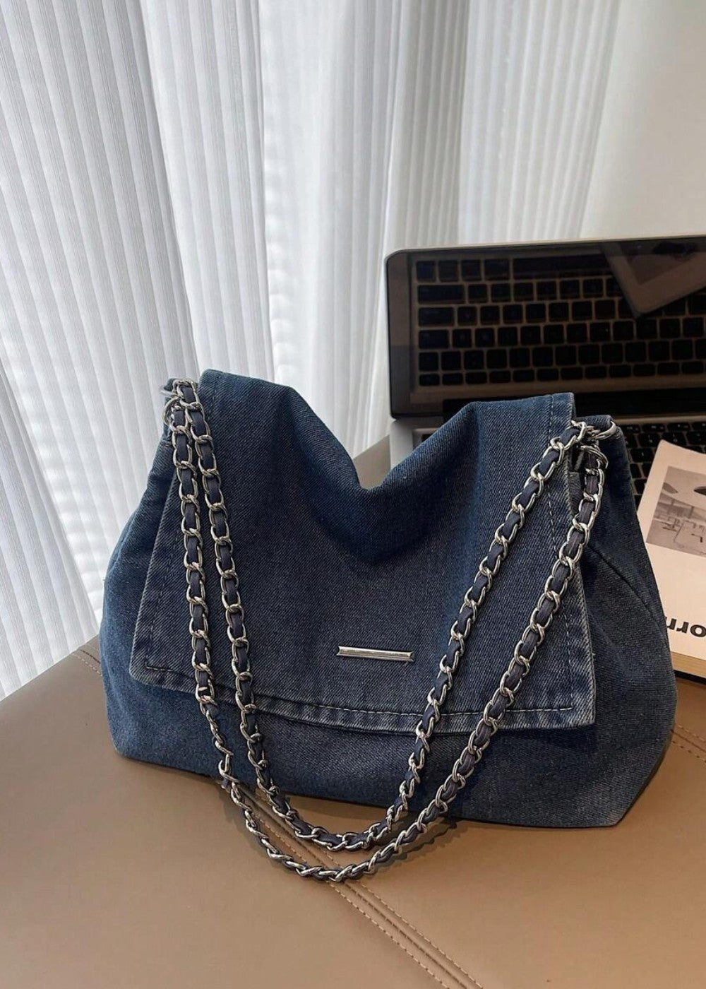 Lichtblauwe urban stijl denim tas, trendy dames kettingtas voor een moderne look.