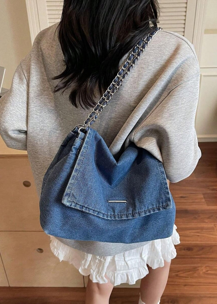 Dames denim schoudertas in zwart, modieuze kettingtas met draaisluiting en ruime binnenkant.