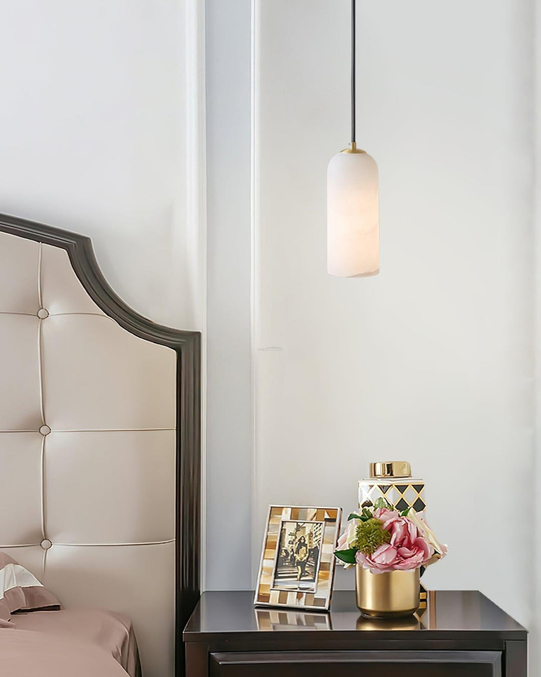 Albasten eetkamerlamp met messing details, elegant en functioneel.