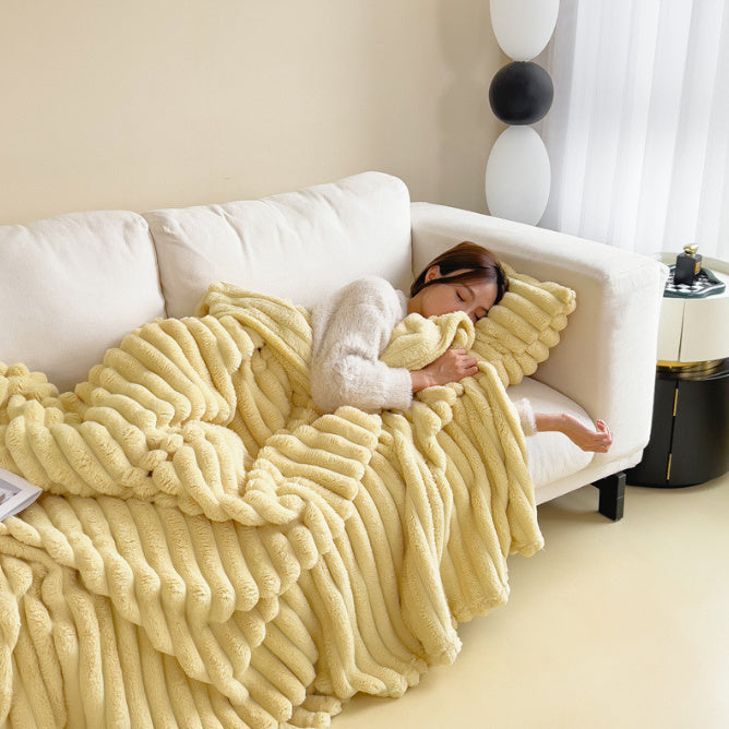 Gezellige WarmHug babydeken van fleece, biedt comfortabele warmte en een veilig gevoel voor kleintjes.