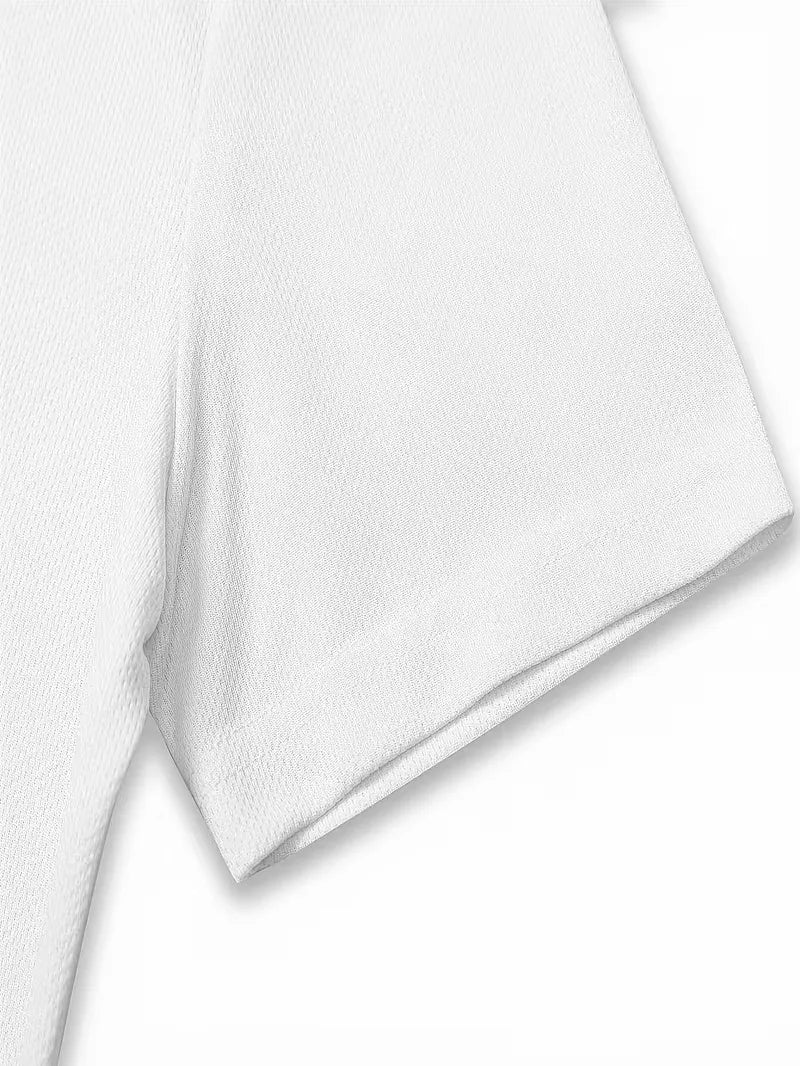 Trendy heren zomerset: lichtblauwe polo V-hals en comfortabele witte shorts voor casual look.