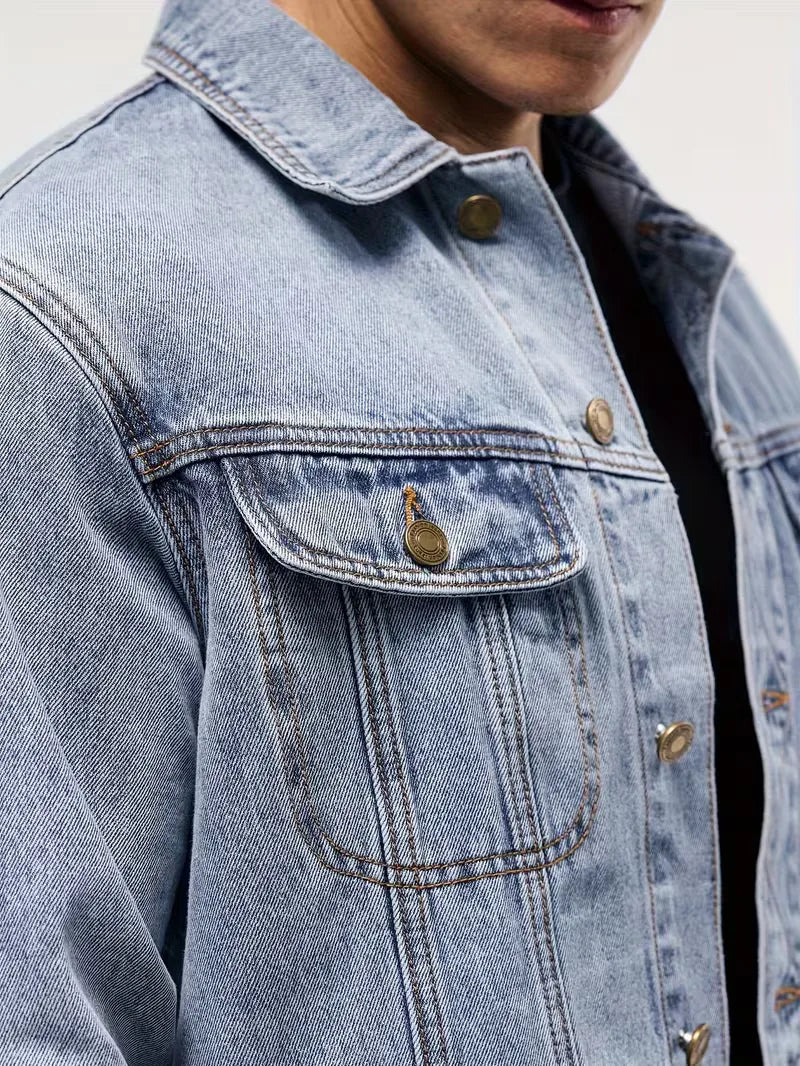 Heren spijkerjack met lange mouwen plat gelegd, essentieel kledingstuk voor casual mode, lente/herfst.