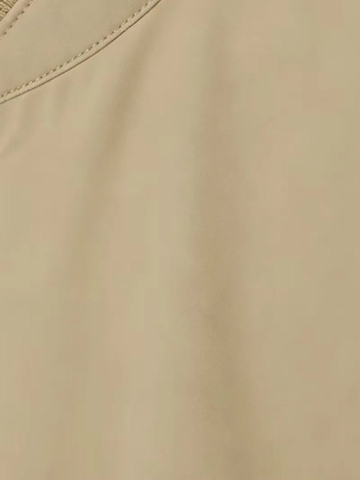 Zwarte slim fit heren trenchcoat, essentiële herenkleding, perfect als smart casual of zakelijke overjas.
