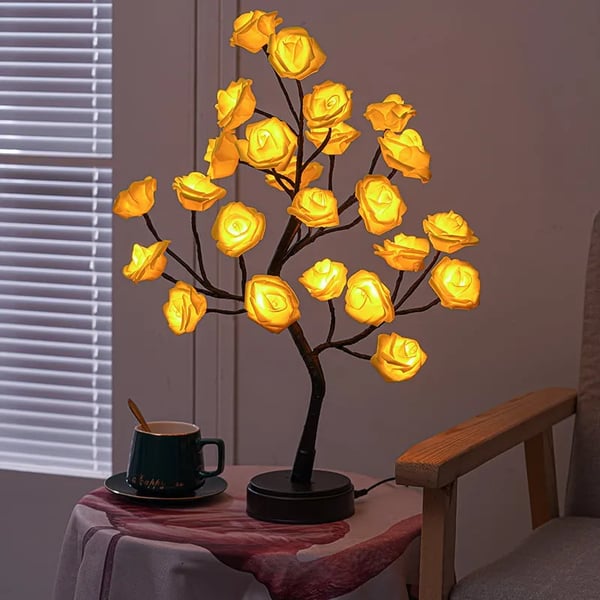 Detailopname van een bloeiende rozenboom LED tafellamp met subtiele, warme verlichting.