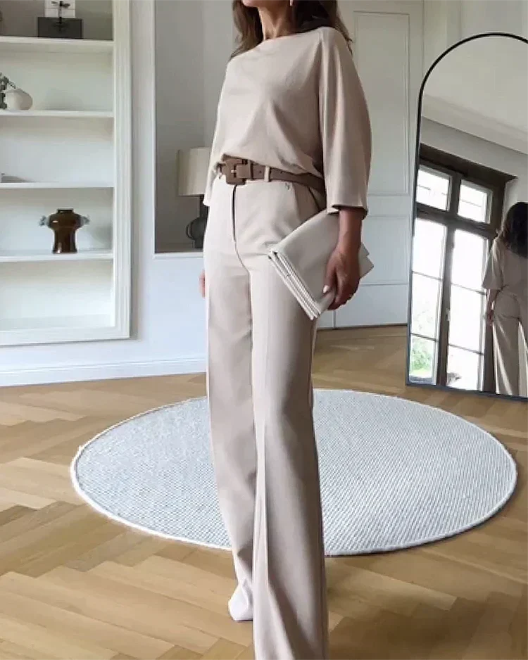 Polyvalente beige dames set met bijpassende riem, een comfortabele en stijlvolle keuze voor vrouwenkleding.