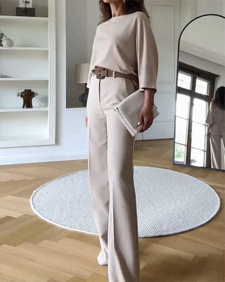 Polyvalente beige dames set met bijpassende riem, een comfortabele en stijlvolle keuze voor vrouwenkleding.