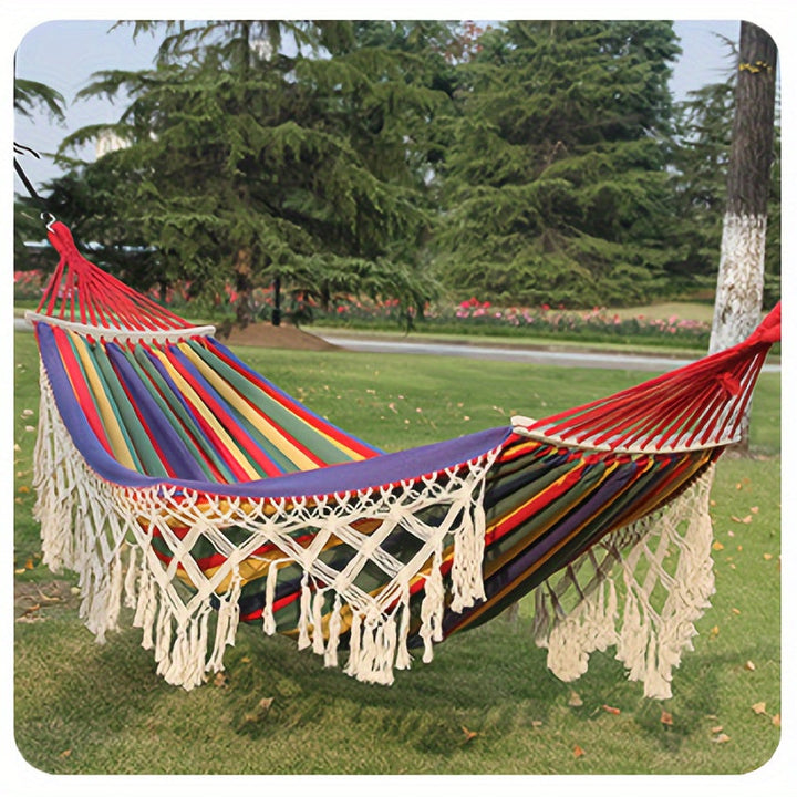 Tusheng hangmat, dubbel en boheems, met decoratieve kwastendetails, voor relaxmomenten in de tuin.