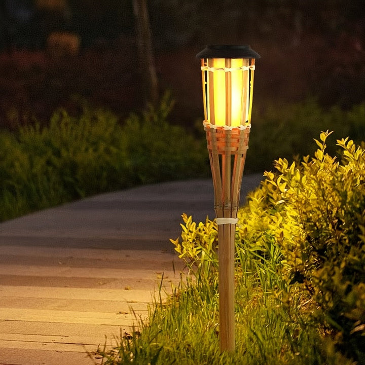 Milieuvriendelijke bamboe solar lantaarn met levendig vlam-effect. Een duurzame aanwinst voor de tuin.