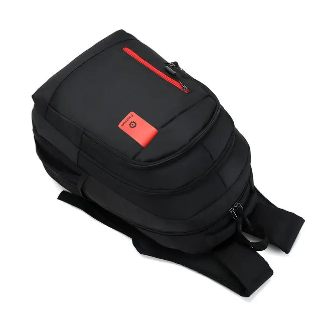 Rode waterdichte rugzak met laptopvak, een stijlvolle en functionele keuze voor dagelijks gebruik en reizen.