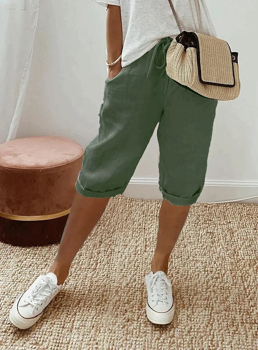 "Beige, blauwe en groene linnen zomerbroek voor dames, elegant en ademend, ideaal voor warme dagen."