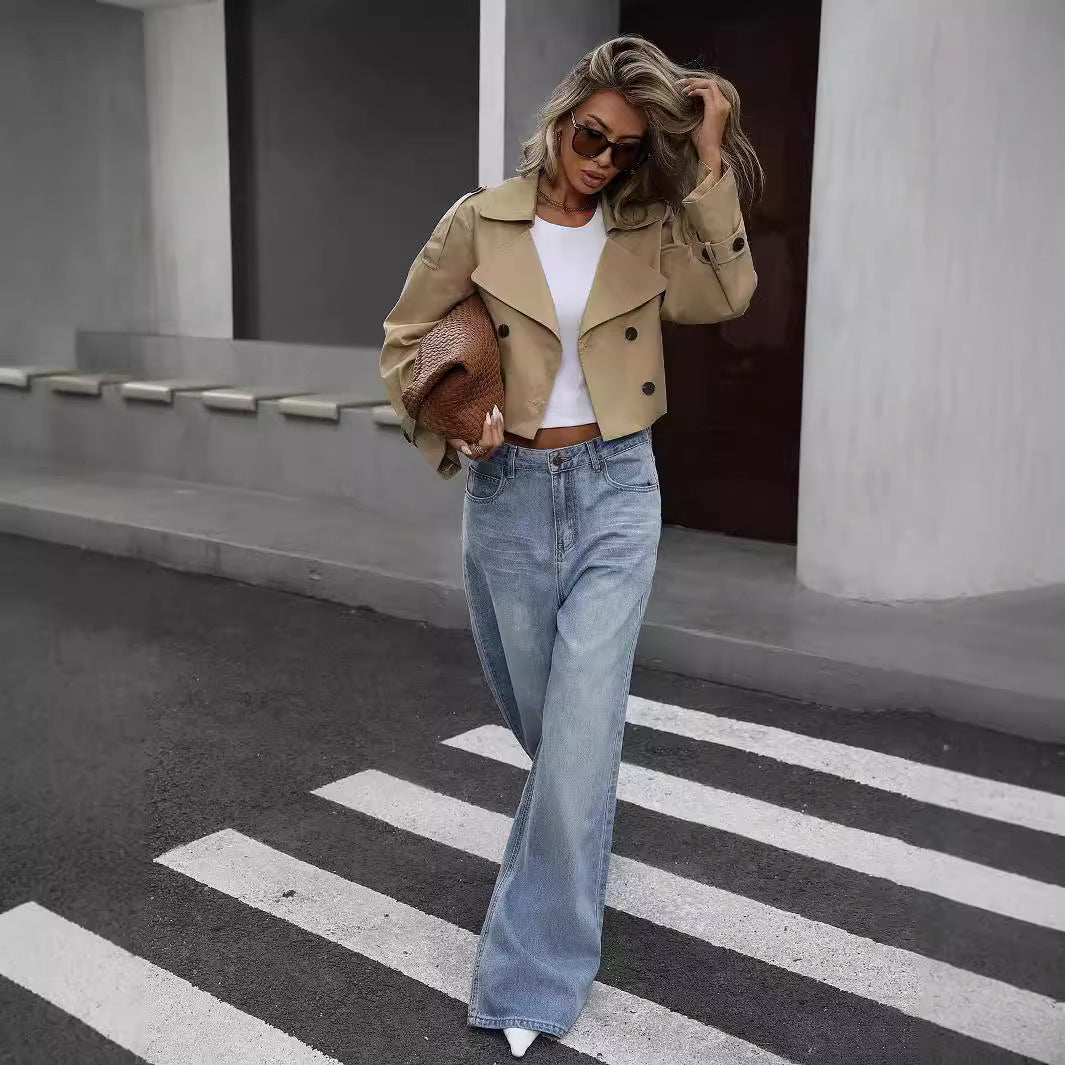 "Beige dames trenchcoat, kort ontwerp met klassieke reverskraag en double-breasted stijl voor een elegante look."