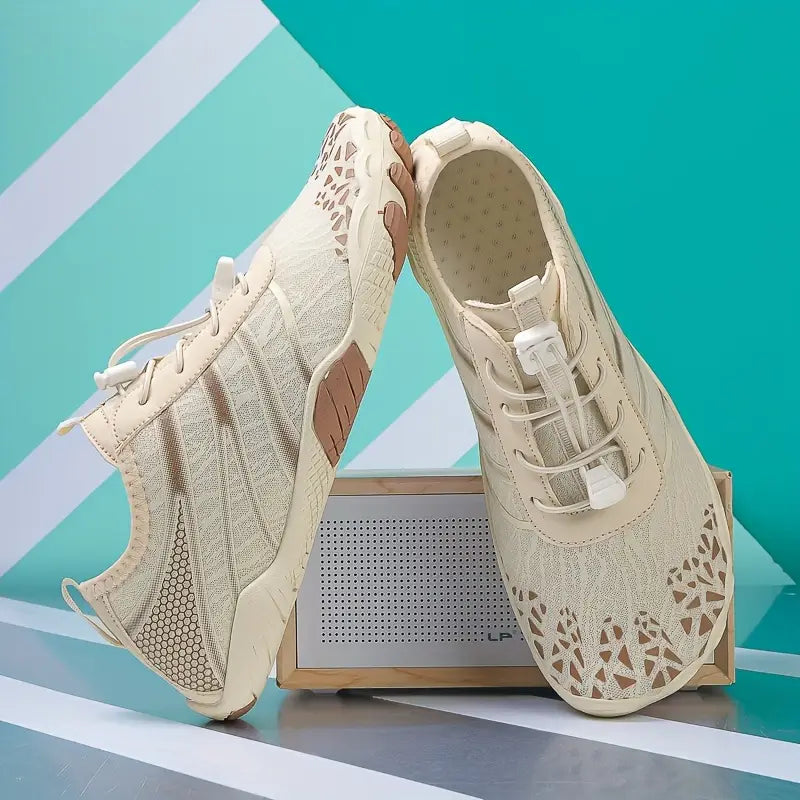 "Beige lichtgewicht waterschoenen heren met ademend mesh en antislipzool, ideaal voor wateractiviteiten."