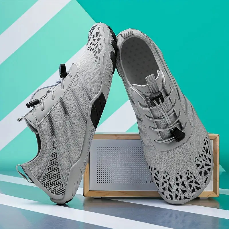 "Beige lichtgewicht waterschoenen heren met ademend mesh en antislipzool, ideaal voor wateractiviteiten."