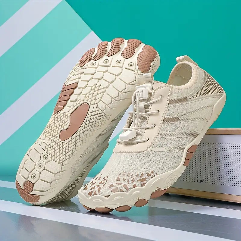 "Beige lichtgewicht waterschoenen heren met ademend mesh en antislipzool, ideaal voor wateractiviteiten."