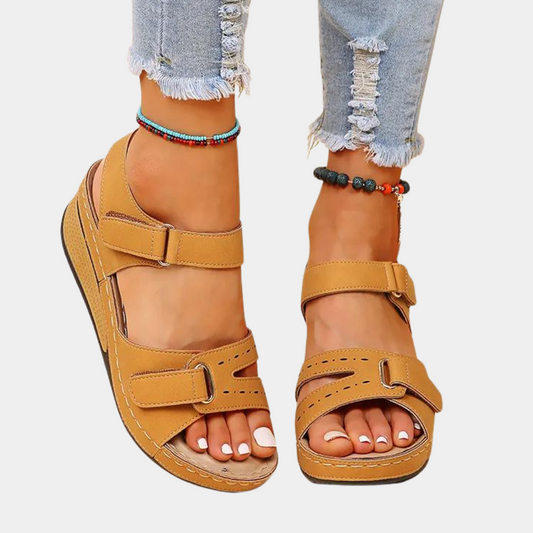 "Beige zomerse dames sandaal, stijlvolle open teen met riempjes, comfortabel voor dagelijkse en formele gelegenheden."