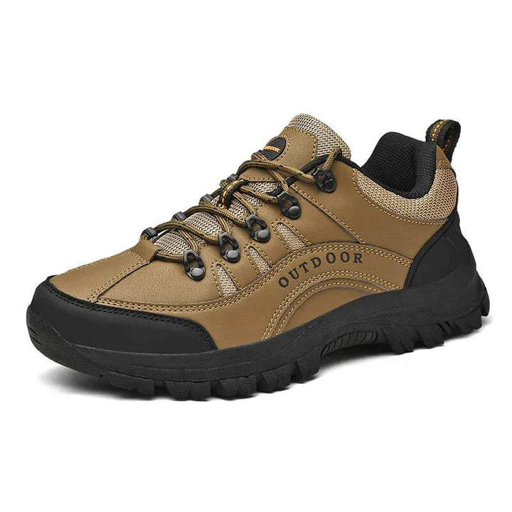 Een paar orthopedische heren wandelschoenen, ontworpen voor comfort en maximale steun tijdens buitenactiviteiten.