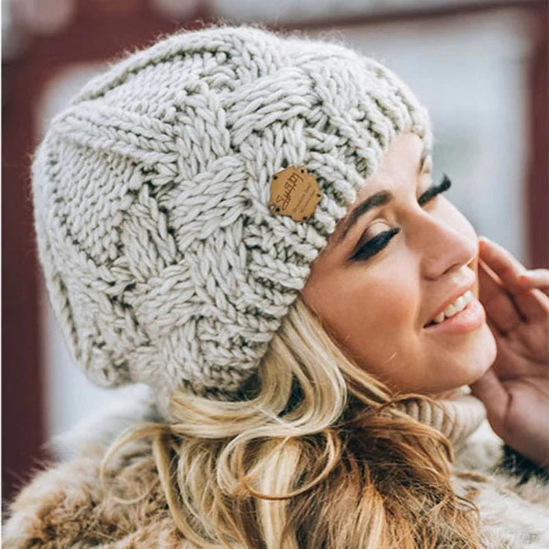 Dames gebreide muts Elena. Warme, comfortabele wintermuts voor vrouwen. Stijlvol accessoire.
