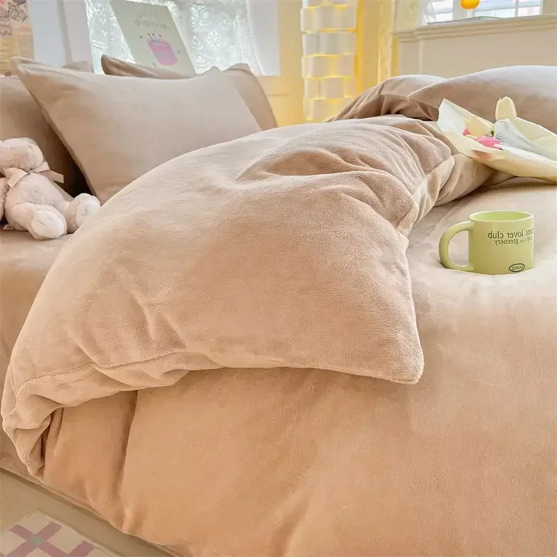 Detail van zacht flanel-fleece dekbedovertrek, toont de pluizige textuur en comfortabele stof voor slaapkamer interieur.