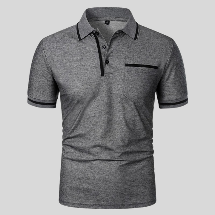 Chique herenpolo met borstzak en korte mouwen, perfect voor een casual doch verzorgde zomerlook.