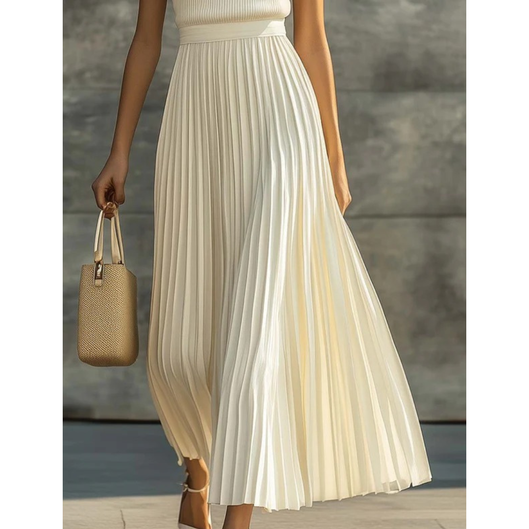 Vrouwelijke crèmekleurige plissé maxi-jurk, ideaal als feestjurk of avondkleding voor een elegante look.