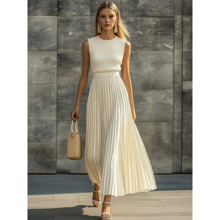 Dames crèmekleurige plissé maxi-jurk met fijne vouwen, perfect voor zomerse dagen of chique evenementen.