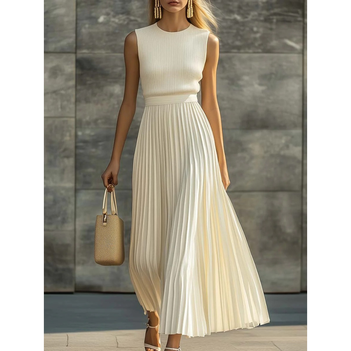 Elegante crèmekleurige plissé maxi-jurk voor dames, perfect als zomer- of avondkleding. Modieus en vrouwelijk.