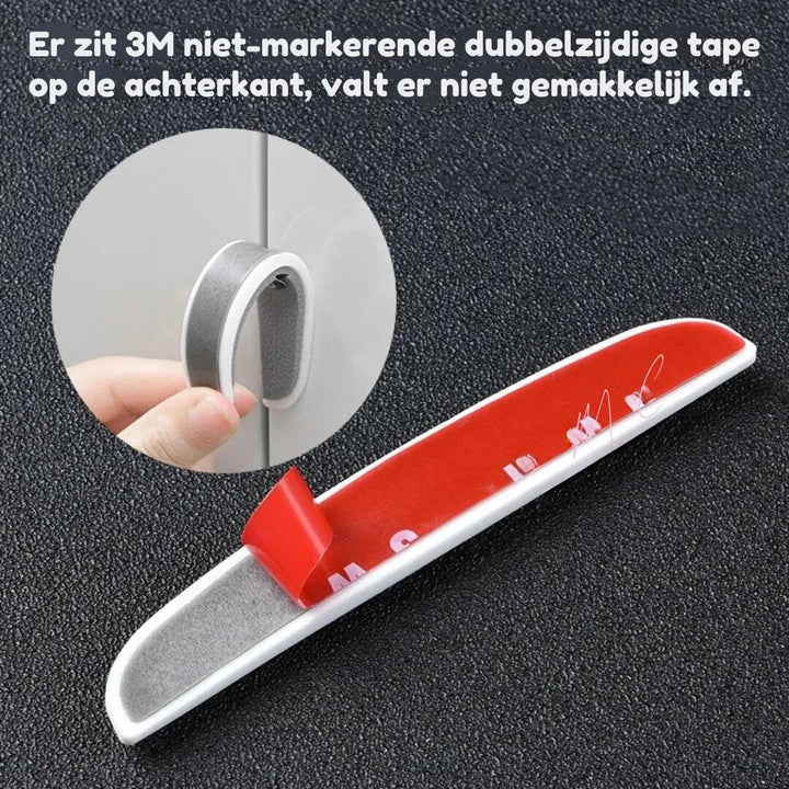 Antikrasstrip gemonteerd op autodeur; perfecte deurbescherming tegen stoten en lakschade.