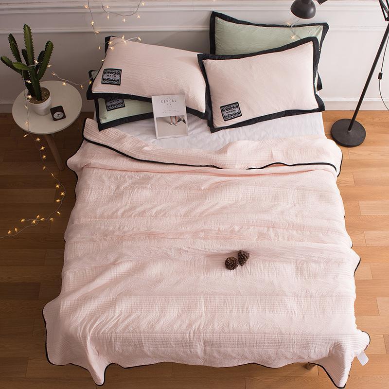 Unisex zomerdeken, lichtgewicht en koel. Ideaal ademend beddengoed voor ontspannen slaap in de slaapkamer tijdens hitte.