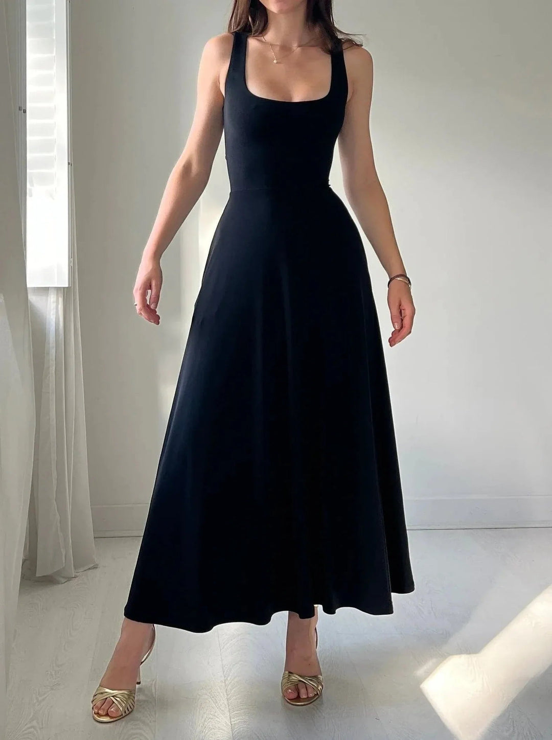 Elegante mouwloze A-lijn midi jurk voor dames, perfect voor zomerse dagen en feesten.