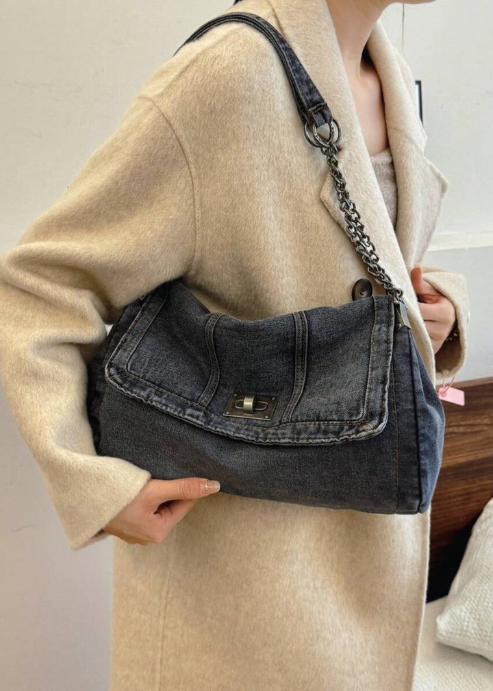 Vintage blauwe denim schoudertas voor dames, modieuze kettingtas met draaisluiting.