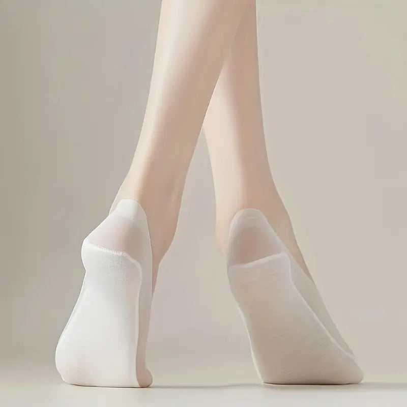 Detailfoto van zachte, ademende stof van dames zomersokken in subtiele pastelkleur, toont kwaliteit en comfort.