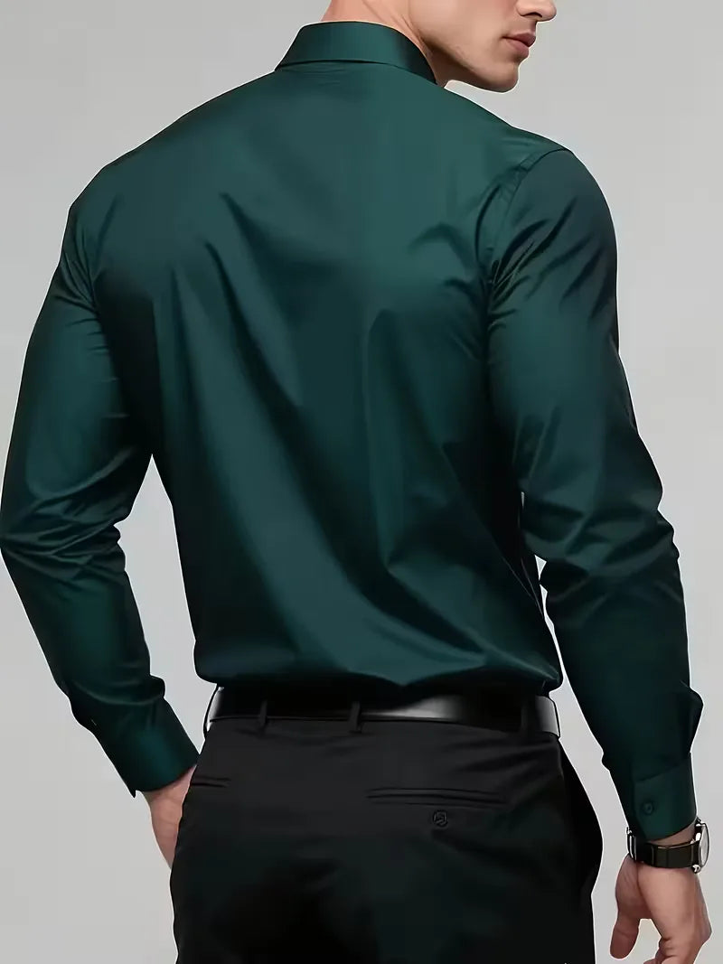 Kantoorkleding heren: een eigentijds slimfit overhemd met mandarijnkraag voor een professionele look.