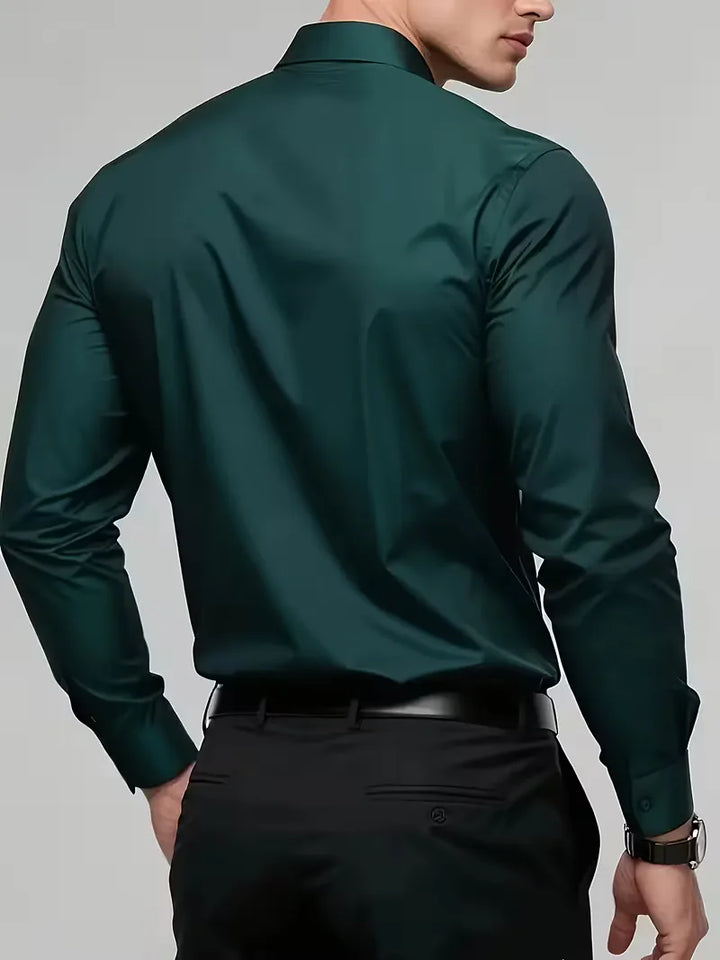 Kantoorkleding heren: een eigentijds slimfit overhemd met mandarijnkraag voor een professionele look.