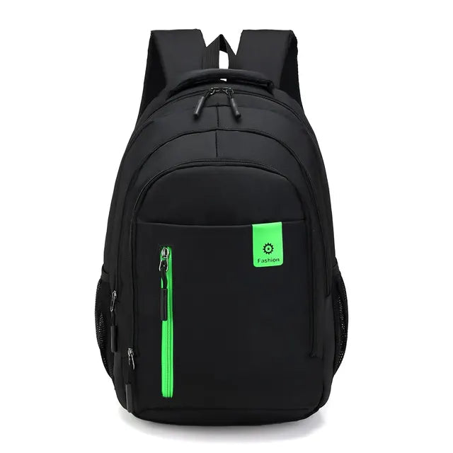 Groene waterdichte rugzak met laptopvak voor avontuurlijke reizen en dagelijks outdoor gebruik, houdt spullen droog.