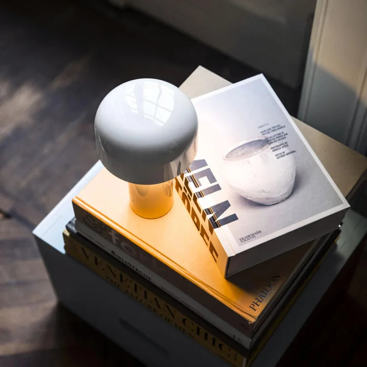 Luminor sfeerverlichting: een dimbare LED tafellamp, draadloos en modern, met touch bediening.