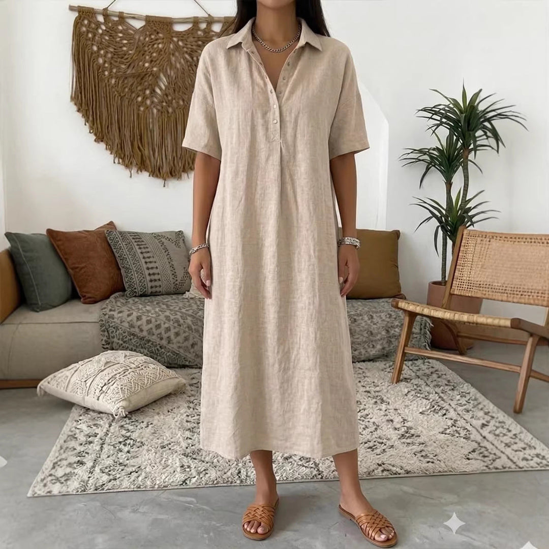 Moderne dames maxi-jurk, casual en elegant, met polokraag en korte mouwen, rechte pasvorm.