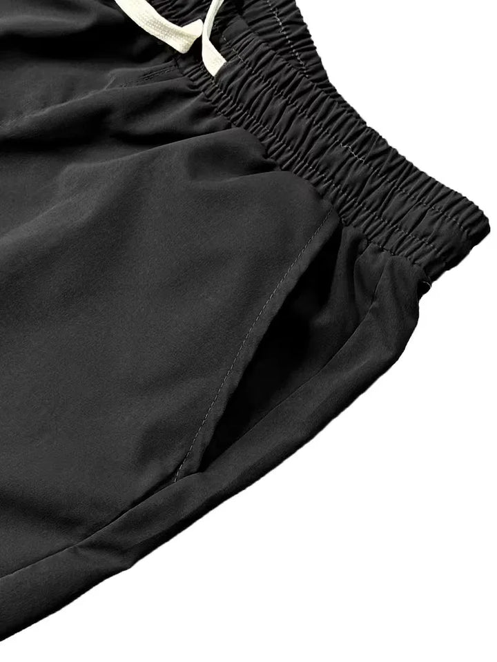 Praktische heren cargo broek met zijzakken, taps toelopend en comfortabele elastische boorden. Ideaal voor outdoor.