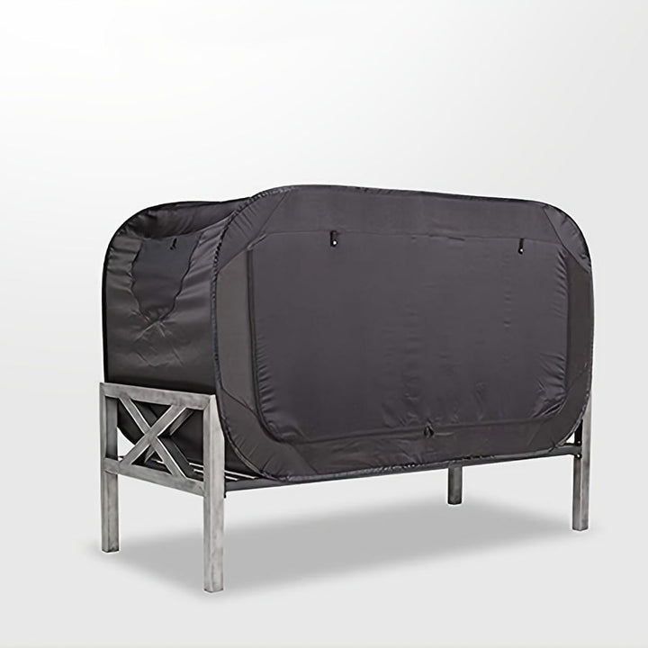 Eenvoudig op te zetten CozyNest tentbed, biedt comfort en privacy, perfect voor thuis of op reis.