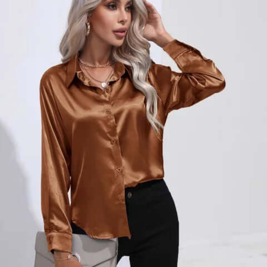 Lange mouwen damesblouse met losse pasvorm, elegante en glanzende stof. Perfect voor damesmode.