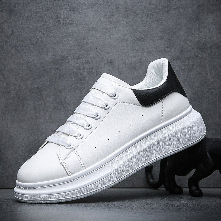 Zijkant van heren urban sneakers met strak design, witte zool en zwarte accenten, perfect voor elke dag.