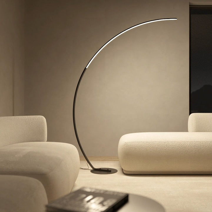 Energiezuinige LED booglamp als leeslamp, perfect voor een stijlvolle en moderne woonkamerinrichting.