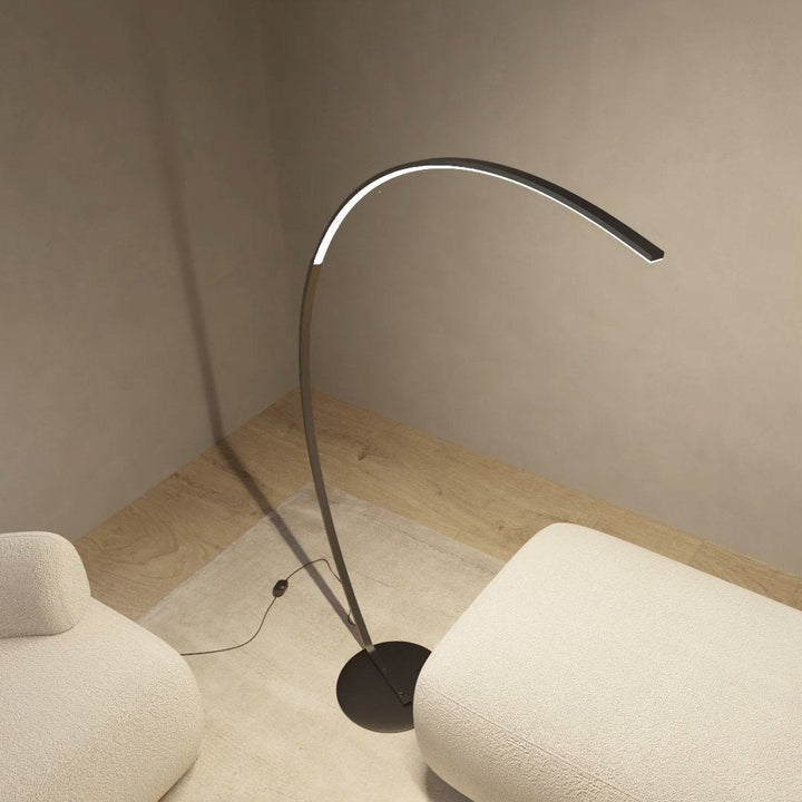 Zwarte minimalistische LED booglamp, biedt gericht en dimbaar licht, ideaal voor comfortabel lezen.