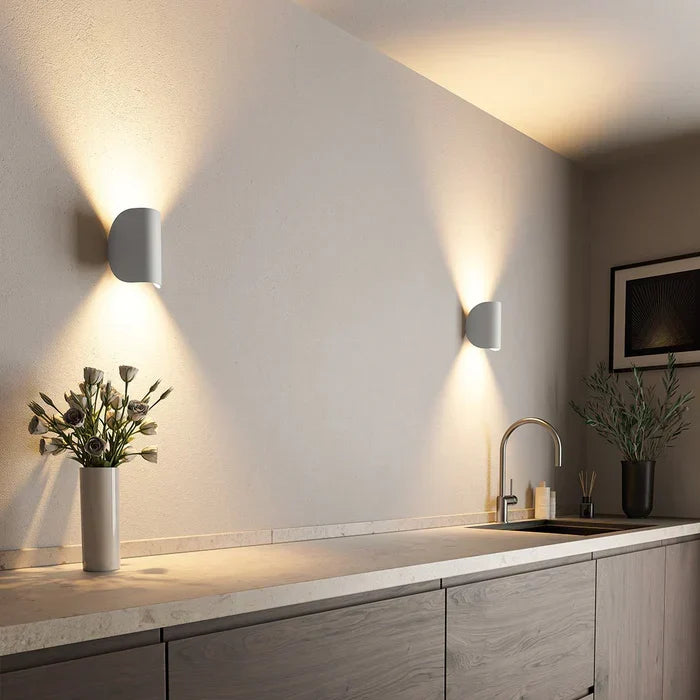 Witte TwistGlow design wandlamp, verstelbaar LED licht, ideaal voor minimalistisch interieur in gang of slaapkamer.