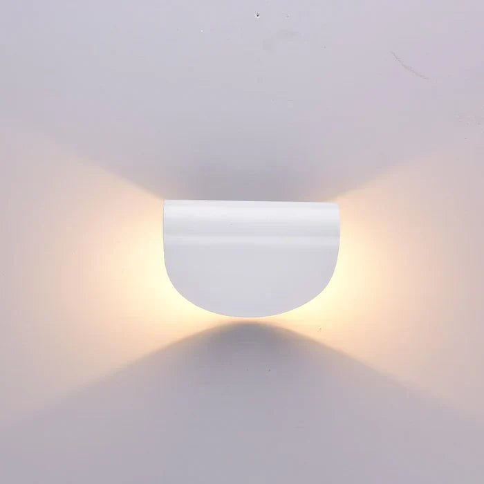 Witte TwistGlow design wandlamp, sfeervolle LED verlichting voor een moderne gang of hal.