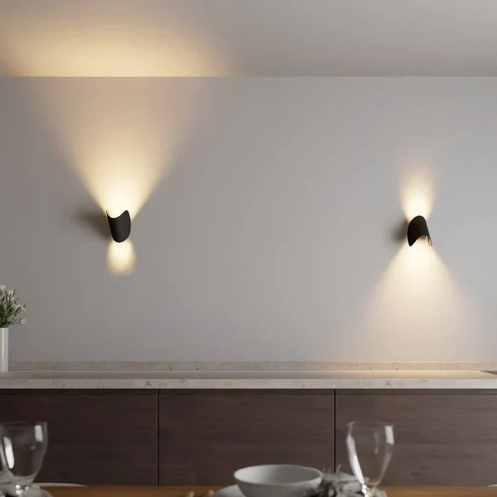 Veelzijdige TwistGlow wandlamp, verstelbaar LED design in zwart/wit, moderne verlichting voor elke ruimte.