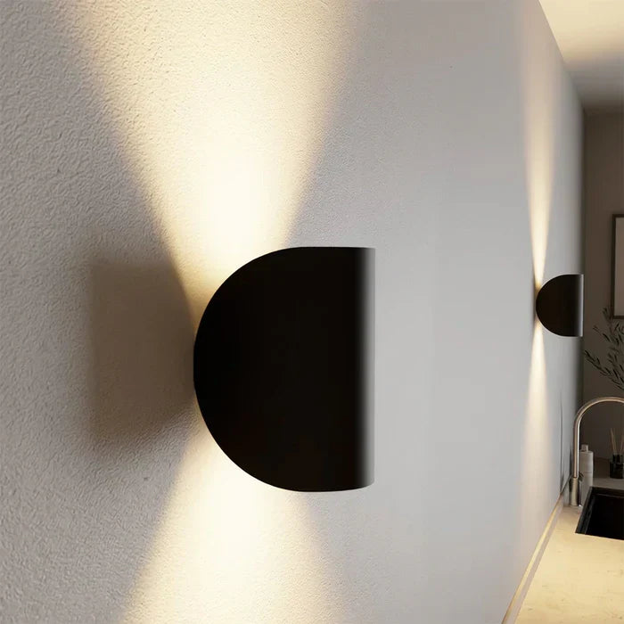 Elegante witte TwistGlow wandlamp, verstelbare LED verlichting, verrijkt elk modern interieur.