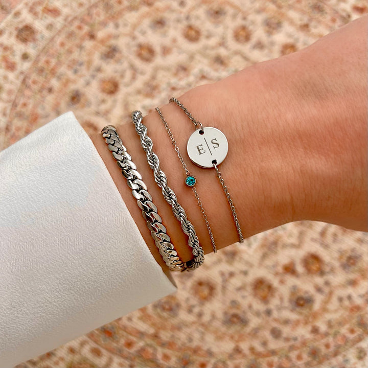 Moederdag cadeau: gouden armband met ronde geboortesteen, een dierbaar persoonlijk dames sieraad.