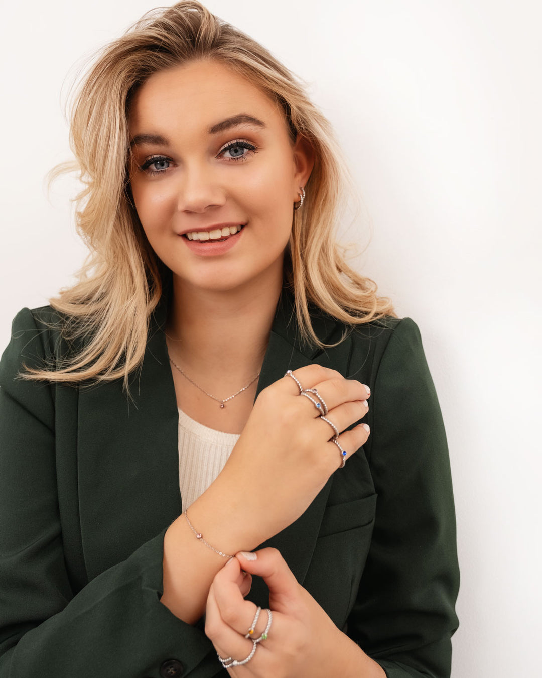 Dames gouden armband met ronde edelsteen, geboortesteen, persoonlijk sieraad, verstelbaar.
