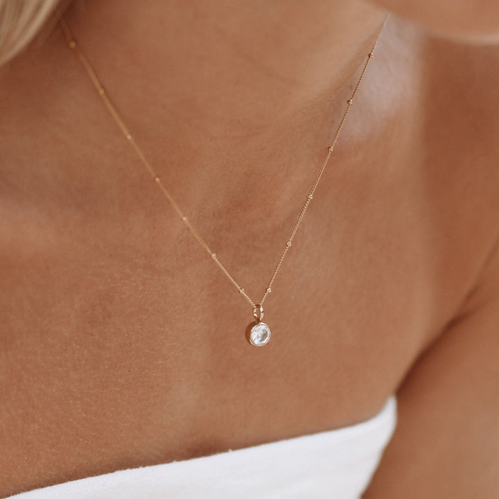 Gouden geboortesteen ketting Aurora met edelsteen; persoonlijk sieraad voor dames.